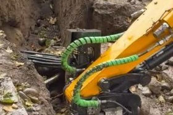 Tiltrotator rotated sideways working inside a narrow trench
